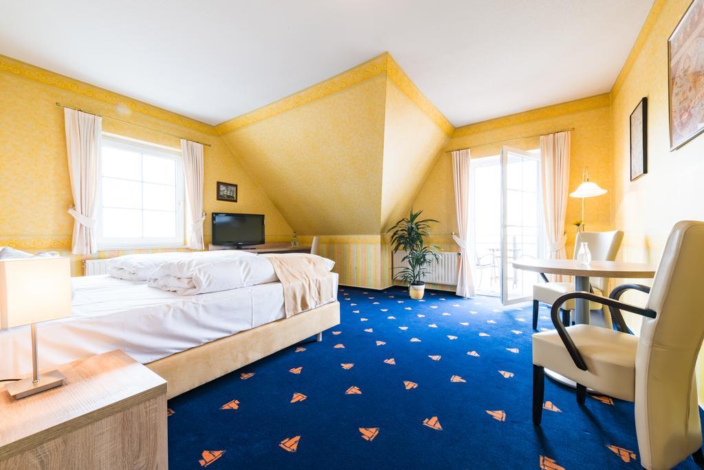 Hotel Boddenhus Garni Цингст Экстерьер фото