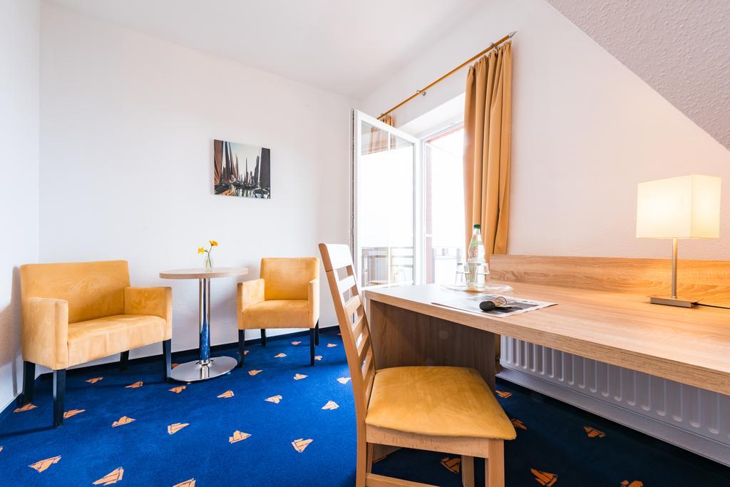Hotel Boddenhus Garni Цингст Экстерьер фото
