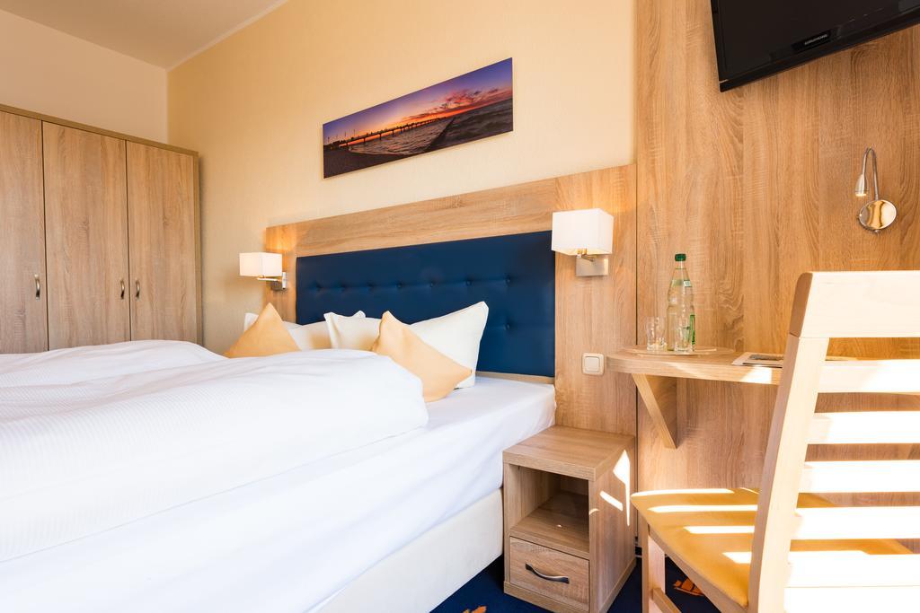 Hotel Boddenhus Garni Цингст Экстерьер фото