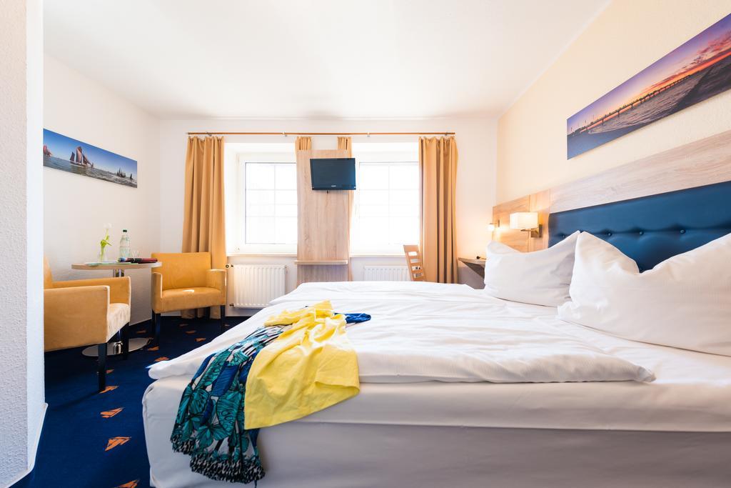 Hotel Boddenhus Garni Цингст Экстерьер фото