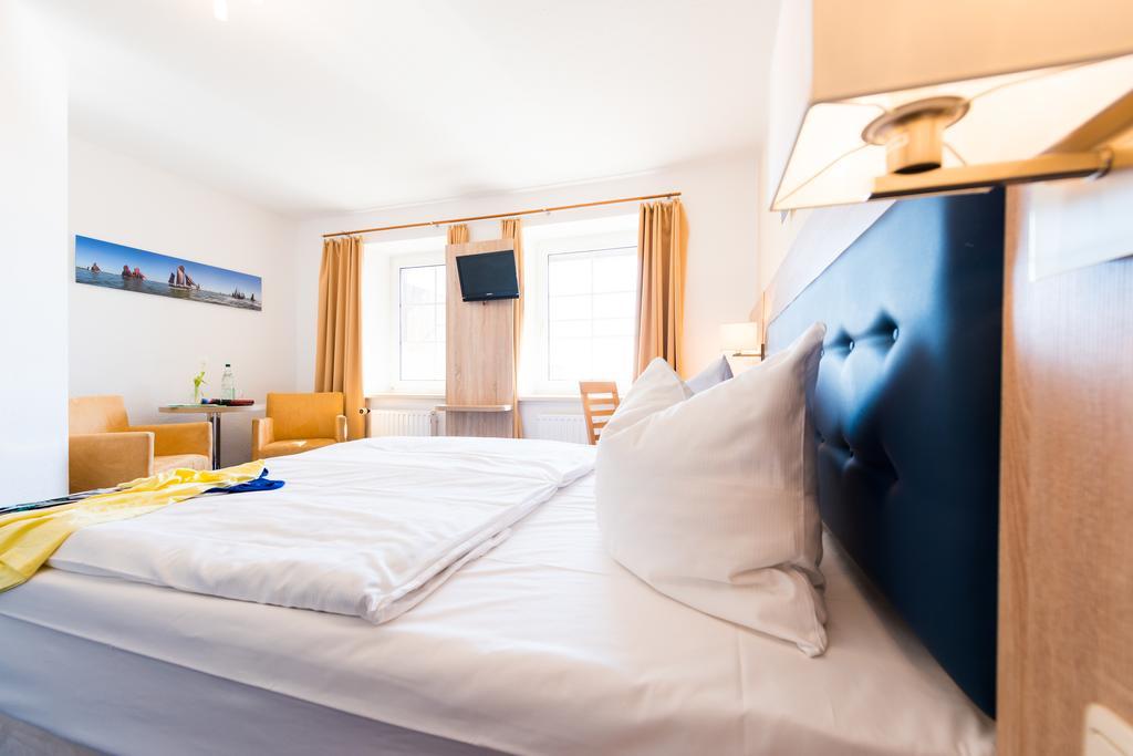 Hotel Boddenhus Garni Цингст Экстерьер фото