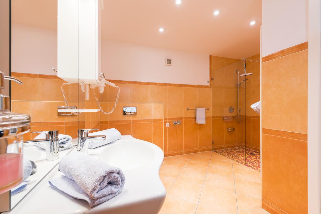 Hotel Boddenhus Garni Цингст Экстерьер фото