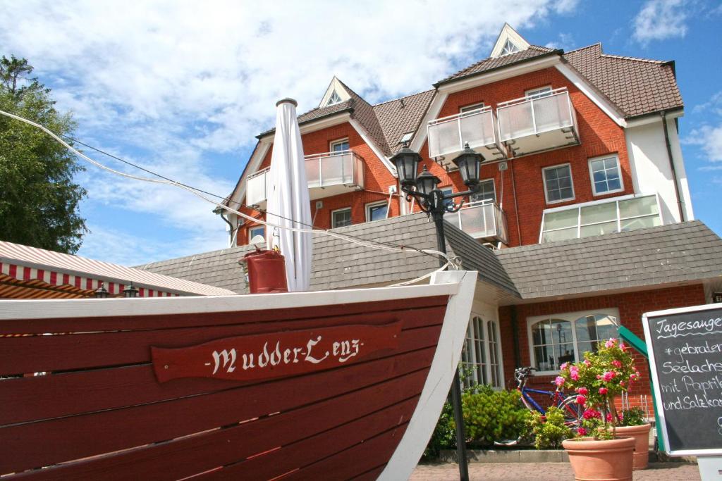 Hotel Boddenhus Garni Цингст Экстерьер фото